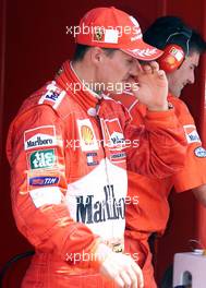 28.07.2001 Hockenheim, Deutschland, Michael Schumacher enttSuscht in der Ferrari-Box am Samstag (28.07.2001) nach dem Qualifying am Hockenheimring zum kommenden Formel 1 Grand Prix von Deutschland am Sonntag . c xpb.cc