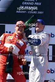 01.07.2001 Magny Cours, Frankreich, Ralf Schumacher mit Michael Schumacher bei Siegerehrung nach Michael Schumachers Sieg am Sonntag (01.07.2001) beim Formel 1 Grand Prix von Frankreich. c Onlinesport