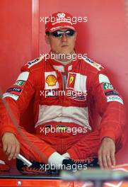 29.06.2001 Magny Cours, Frankreich, Michael Schumacher in der Ferrari-Box am Freitag (29.06.2001) beim Freien Training zum Formel 1 Grand Prix von Frankreich. c xpb.cc