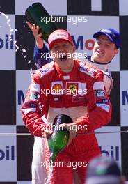 01.07.2001 Magny Cours, Frankreich, Ralf Schumacher mit Michael Schumacher bei Siegerehrung nach Michael Schumachers Sieg am Sonntag (01.07.2001) beim Formel 1 Grand Prix von Frankreich. c xpb.cc