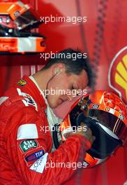 29.06.2001 Magny Cours, Frankreich, Michael Schumacher in der Ferrari-Box am Freitag (29.06.2001) nach dem Freien Training zum Formel 1 Grand Prix von Frankreich. c xpb.cc