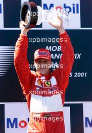 01.07.2001 Magny Cours, Frankreich, Michael Schumacher jubelt nach seinem Sieg am Sonntag (01.07.2001) beim Formel 1 Grand Prix von Frankreich. c xpb.cc