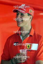 01.07.2001 Magny Cours, Frankreich, Michael Schumacher im Fahrerlager am Sonntag (01.07.2001) nach dem Doppelsieg der Schumacher- BrYder Formel 1 Grand Prix von Frankreich. c xpb.cc