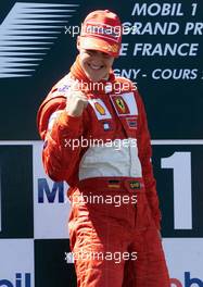 01.07.2001 Magny Cours, Frankreich, Michael Schumacher jubelt nach seinem Sieg am Sonntag (01.07.2001) beim Formel 1 Grand Prix von Frankreich. c xpb.cc