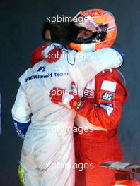 01.07.2001 Magny Cours, Frankreich, Ralf Schumacher mit Michael Schumacher nach Michael Schumachers Sieg am Sonntag (01.07.2001) beim Formel 1 Grand Prix von Frankreich. c xpb.cc