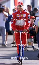 01.07.2001 Magny Cours, Frankreich, Michael Schumacher in der Boxengasse am Sonntag (01.07.2001) vor der Start zum Formel 1 Grand Prix von Frankreich. c xpb.cc