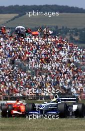 01.07.2001 Magny Cours, Frankreich, Ralf Schumacher im BWM-Williams vor Michael Schumacher im Ferrari am Sonntag (01.07.2001) beim Formel 1 Grand Prix von Frankreich. c xpb.cc