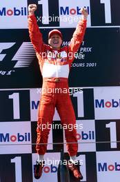 01.07.2001 Magny Cours, Frankreich, Michael Schumacher jubelt nach seinem Sieg am Sonntag (01.07.2001) beim Formel 1 Grand Prix von Frankreich. c xpb.cc