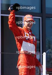 01.07.2001 Magny Cours, Frankreich, Michael Schumacher jubelt nach seinem Sieg am Sonntag (01.07.2001) beim Formel 1 Grand Prix von Frankreich. c xpb.cc