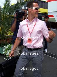 28.06.2001 Magny Cours, Frankreich, Michael Schumacher bei seiner Ankunft im Fahrerlager am Donnerstag (28.06.2001) vor dem Formel 1 Grand Prix von Frankreich. c xpb.cc