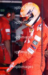 29.06.2001 Magny Cours, Frankreich, Michael Schumacher in der Ferrari-Box am Freitag (29.06.2001) vor dem ersten Freien Training zum Formel 1 Grand Prix von Frankreich. c xpb.cc