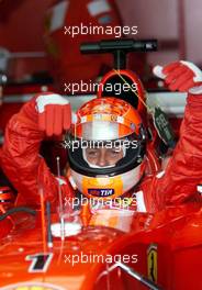 13.07.2001 Silverstone, GB, Michael Schumacher in der Ferrari-Box am Freitag (13.07.2001) beim Freien Training zum Formel 1 Grand Prix von England in Silverstone. c xpb.cc