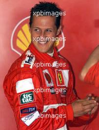 13.07.2001 Silverstone, GB, Michael Schumacher in der Ferrari-Box am Freitag (13.07.2001) beim Freien Training zum Formel 1 Grand Prix von England in Silverstone. c xpb.cc