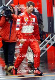 14.07.2001 Silverstone, GB, Michael Schumacher nach einem Ausfall auf dem Weg zurYck in die Box am Samstag (14.07.2001) beim Training zum Formel 1 Grand Prix von England in Silverstone. c xpb.cc