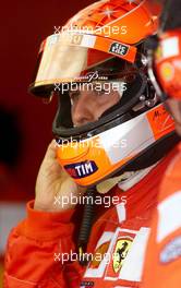 13.07.2001 Silverstone, GB, Michael Schumacher in der Ferrari-Box am Freitag (13.07.2001) beim Freien Training zum Formel 1 Grand Prix von England in Silverstone. c xpb.cc