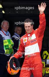 14.07.2001 Silverstone, GB, Michael Schumacher am Samstag (14.07.2001) nach seiner schnellsten Zeit iM Qualifying zum Formel 1 Grand Prix von England in Silverstone. c xpb.cc