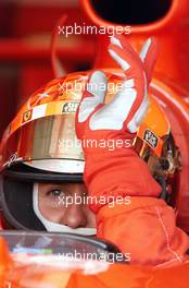 13.07.2001 Silverstone, GB, Michael Schumacher in der Ferrari-Box am Freitag (13.07.2001) beim Freien Training zum Formel 1 Grand Prix von England in Silverstone. c xpb.cc