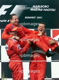 19.08.2001 Budapest, Ungarn, Rubens Barrichello, Michael Schumacher jubelt mit Jean Todt bei Siegerehrung nach Schumachers Sieg am Sonntag (19.08.2001) beim Formel 1 Grand Prix von Ungarn in Budapest. c xpb.cc