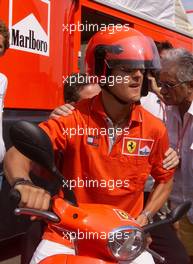 16.08.2001 Budapest, Ungarn, Michael Schumacher bei seiner Ankunft im Fahrerlager am Donnerstag (16.08.2001) zum Formel 1 Grand Prix von Ungarn in Budapest. c xpb.cc