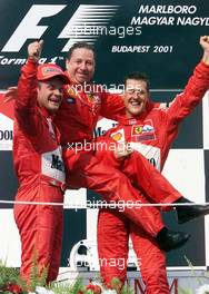 19.08.2001 Budapest, Ungarn, Rubens Barrichello, Michael Schumacher jubelt mit Jean Todt bei Siegerehrung nach Schumachers Sieg am Sonntag (19.08.2001) beim Formel 1 Grand Prix von Ungarn in Budapest. c xpb.cc