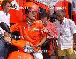 16.08.2001 Budapest, Ungarn, Michael Schumacher und Jean Todt auf einem Motorroller im Fahrerlager am Donnerstag (16.08.2001) zum Formel 1 Grand Prix von Ungarn in Budapest. c xpb.cc