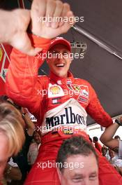 19.08.2001 Budapest, Ungarn, Michael Schumacher jubelt mit Jean Todt bei  nach Schumachers Sieg und Weltmeistertitel am Sonntag (19.08.2001) beim Formel 1 Grand Prix von Ungarn in Budapest. c xpb.cc