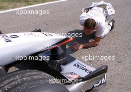 17.08.2001 Budapest, Ungarn, David Coulthard prYft die SchSden an seinem McLaren-Mercedes nach Ausfall am Freitag (17.08.2001) beim Freien Training zum Formel 1 Grand Prix von Ungarn in Budapest. c xpb.cc