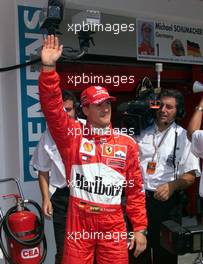 18.08.2001 Budapest, Ungarn, Michael Schumacher jubelt nach seiner schnellsten Zeit am Samstag (18.08.2001) beim Qualifying zum Formel 1 Grand Prix von Ungarn in Budapest. c xpb.cc