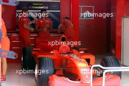16.08.2001 Budapest, Ungarn, Der Ferrari von Rubens Barrichello in der Box des Teams Ferrari am Donnerstag (16.08.2001) zum Formel 1 Grand Prix von Ungarn in Budapest. c xpb.cc