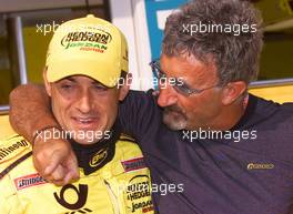 16.08.2001 Budapest, Ungarn, Jean Alesi und Teamchef Eddie Jordan im Fahrerlager am  Donnerstag (16.08.2001) zum Formel 1 Grand Prix von Ungarn in Budapest. c xpb.cc