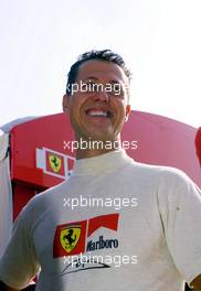 17.08.2001 Budapest, Ungarn, Michael Schumacher im Fahrerlager am Freitag (17.08.2001) nach dem 1.Freien Training zum Formel 1 Grand Prix von Ungarn in Budapest. c xpb.cc