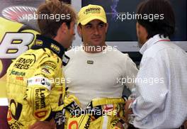 16.08.2001 Budapest, Ungarn, Jean Alesi im GesprSch mit seinem neuen Teamkollegen Jarno Trulli (JORDAN) im Fahrerlager am Donnerstag (16.08.2001) zum Formel 1 Grand Prix von Ungarn in Budapest. c xpb.cc