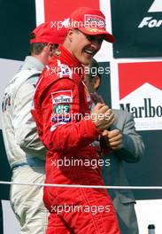 19.08.2001 Budapest, Ungarn, Michael Schumacher jubelt nach seinem Sieg und dem Gewinn der Weltmeisterschaft am Sonntag (19.08.2001) beim Formel 1 Grand Prix von Ungarn in Budapest. c xpb.cc