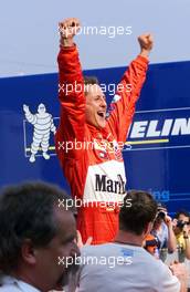 19.08.2001 Budapest, Ungarn, Michael Schumacher jubelt nach seinem Sieg und dem Gewinn der Weltmeisterschaft am Sonntag (19.08.2001) beim Formel 1 Grand Prix von Ungarn in Budapest. c xpb.cc