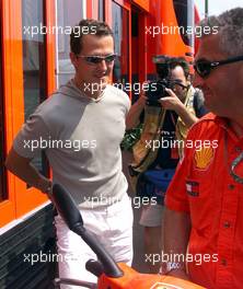 16.08.2001 Budapest, Ungarn, Michael Schumacher bei seiner Ankunft im Fahrerlager am Donnerstag (16.08.2001) zum Formel 1 Grand Prix von Ungarn in Budapest. c xpb.cc