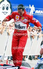 19.08.2001 Budapest, Ungarn, Michael Schumacher jubelt nach seinem Sieg und dem Gewinn der Weltmeisterschaft am Sonntag (19.08.2001) beim Formel 1 Grand Prix von Ungarn in Budapest. c xpb.cc