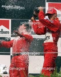 19.08.2001 Budapest, Ungarn, Michael Schumacher jubelt mit Jean Todt bei der Siegerehrung nach Schumachers Sieg und Weltmeistertitel am Sonntag (19.08.2001) beim Formel 1 Grand Prix von Ungarn in Budapest. c xpb.cc