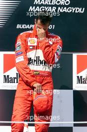 19.08.2001 Budapest, Ungarn, Michael Schumacher weint bei der Siegerehrung nach seinem Sieg und dem Gewinn der Weltmeisterschaft am Sonntag (19.08.2001) beim Formel 1 Grand Prix von Ungarn in Budapest. c xpb.cc