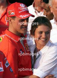 19.08.2001 Budapest, Ungarn, Michael Schumacher jubelt mit Corinna nach seinem Sieg und dem Gewinn der Weltmeisterschaft am Sonntag (19.08.2001) beim Formel 1 Grand Prix von Ungarn in Budapest. c xpb.cc