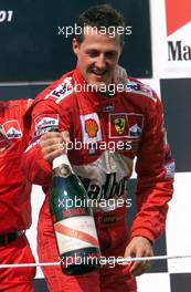 19.08.2001 Budapest, Ungarn, Michael Schumacher bei Siegerehrung am Sonntag (19.08.2001) beim Formel 1 Grand Prix von Ungarn in Budapest. c xpb.cc