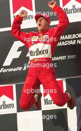 19.08.2001 Budapest, Ungarn, Michael Schumacher jubelt nach seinem Sieg und dem Gewinn der Weltmeisterschaft am Sonntag (19.08.2001) beim Formel 1 Grand Prix von Ungarn in Budapest. c xpb.cc