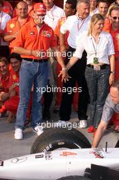 19.08.2001 Budapest, Ungarn, Michael Schumacher jubelt mit Corinna und dem Team Ferrari nach seinem Sieg und dem Gewinn der Weltmeisterschaft am Sonntag (19.08.2001) beim Formel 1 Grand Prix von Ungarn in Budapest. c xpb.cc