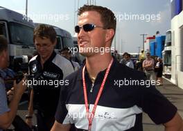 16.08.2001 Budapest, Ungarn, Ralf Schumacher bei seiner Ankunft im Fahrerlager am Donnerstag (16.08.2001) zum Formel 1 Grand Prix von Ungarn in Budapest. c xpb.cc
