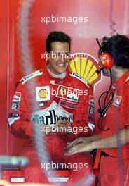 18.08.2001 Budapest, Ungarn, Michael Schumacher zufrieden in der Box nach seiner schnellsten Zeit am Samstag (18.08.2001) beim Qualifying zum Formel 1 Grand Prix von Ungarn in Budapest. c xpb.cc