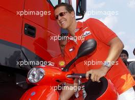 16.08.2001 Budapest, Ungarn, Michael Schumacher bei seiner Ankunft im Fahrerlager am Donnerstag (16.08.2001) zum Formel 1 Grand Prix von Ungarn in Budapest. c xpb.cc