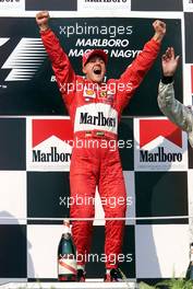 19.08.2001 Budapest, Ungarn, Michael Schumacher jubelt nach seinem Sieg und dem Gewinn der Weltmeisterschaft am Sonntag (19.08.2001) beim Formel 1 Grand Prix von Ungarn in Budapest. c xpb.cc