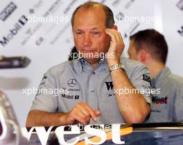 17.08.2001 Budapest, Ungarn, Ron Dennis in der McLaren-Mercedes-Box am Freitag (17.08.2001) beim Freien Training zum Formel 1 Grand Prix von Ungarn in Budapest. c xpb.cc