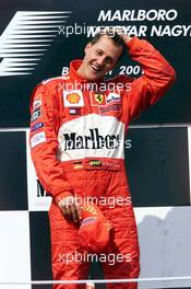 19.08.2001 Budapest, Ungarn, Michael Schumacher jubelt nach seinem Sieg und dem Gewinn der Weltmeisterschaft am Sonntag (19.08.2001) beim Formel 1 Grand Prix von Ungarn in Budapest. c xpb.cc