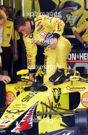 17.08.2001 Budapest, Ungarn, Jean Alesi beim Einstieg in den JORDAN am Freitag (17.08.2001) beim Freien Training zum Formel 1 Grand Prix von Ungarn in Budapest. c xpb.cc