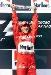 19.08.2001 Budapest, Ungarn, Michael Schumacher jubelt nach seinem Sieg und dem Gewinn der Weltmeisterschaft am Sonntag (19.08.2001) beim Formel 1 Grand Prix von Ungarn in Budapest. c xpb.cc